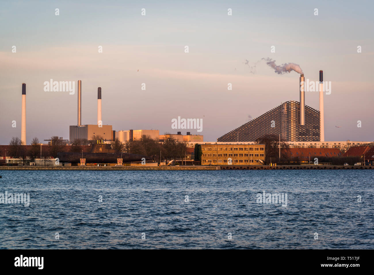 Blick auf Amager Bakke oder Amager Hill auch als Amager Hang oder Copenhill, eine kombinierte Wärme- und Stromverbrauch bekannt - Anlage in Amager, Kopenhagen, De Stockfoto