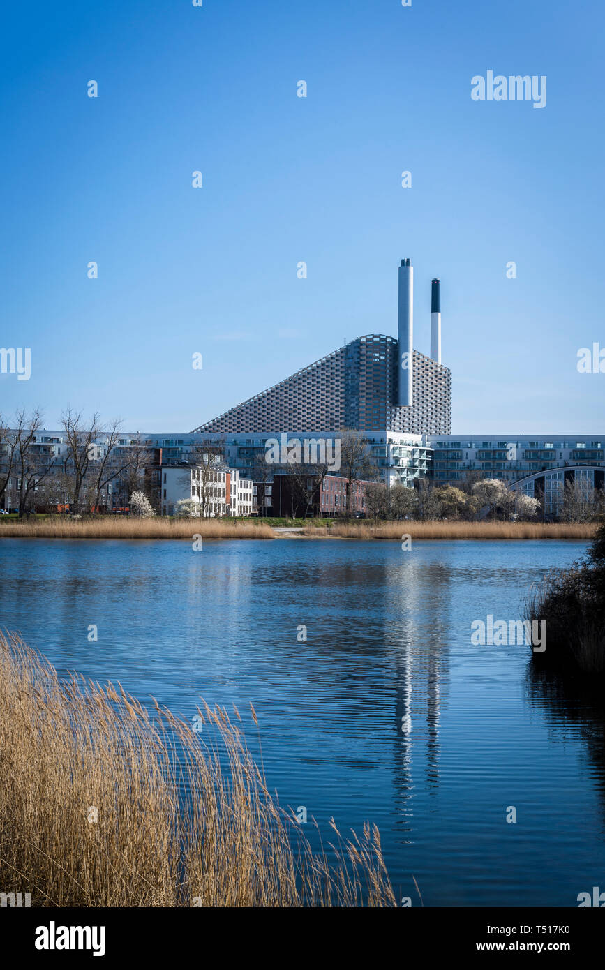 Blick auf Amager Bakke oder Amager Hill auch als Amager Hang oder Copenhill, eine kombinierte Wärme- und Stromverbrauch bekannt - Anlage in Amager, Kopenhagen, De Stockfoto