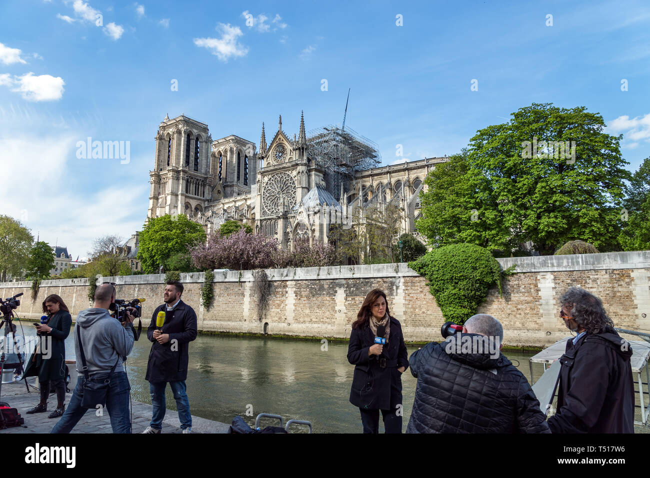 Welt medias vor Notre Dame de Paris nach dem Brand Stockfoto
