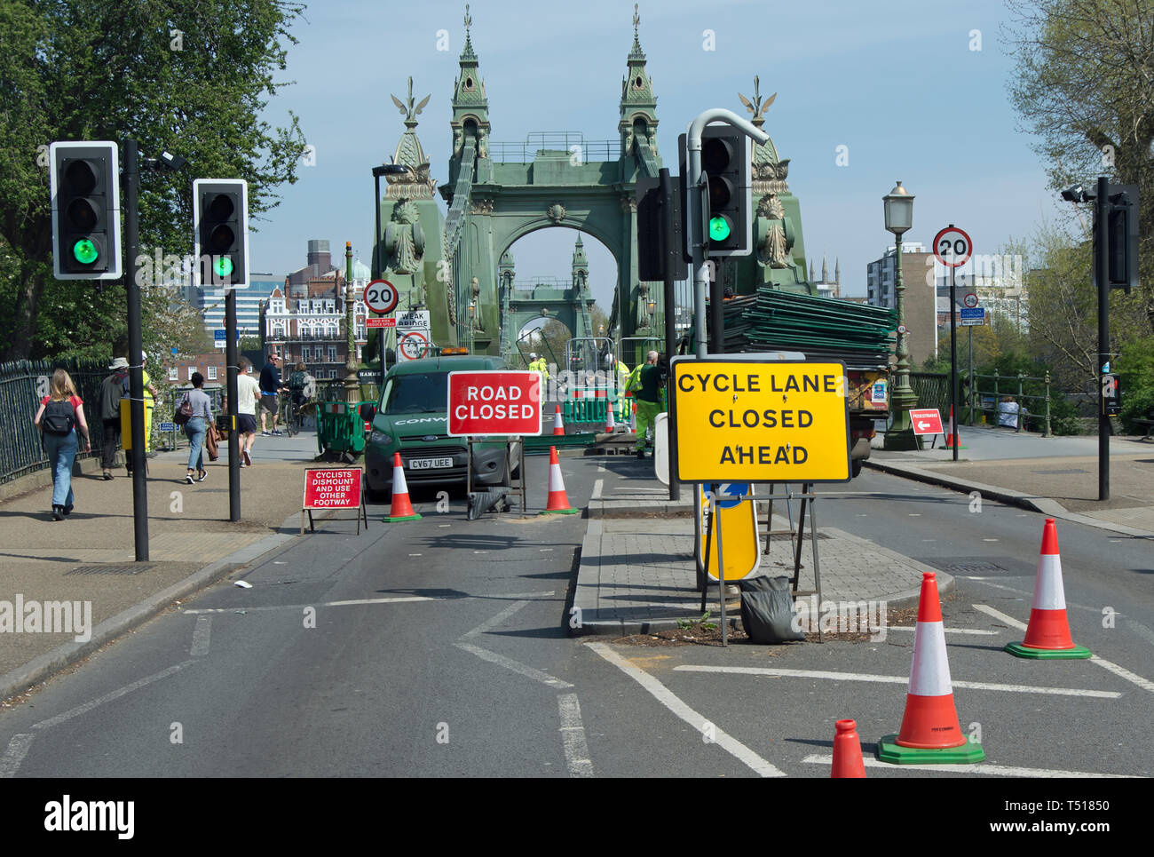 Straße geschlossen und Radweg geschlossen Schilder auf der Seite von Barnes die Hammersmith Bridge, London, England, während einer Schließung der Brücke für Reparaturen Stockfoto