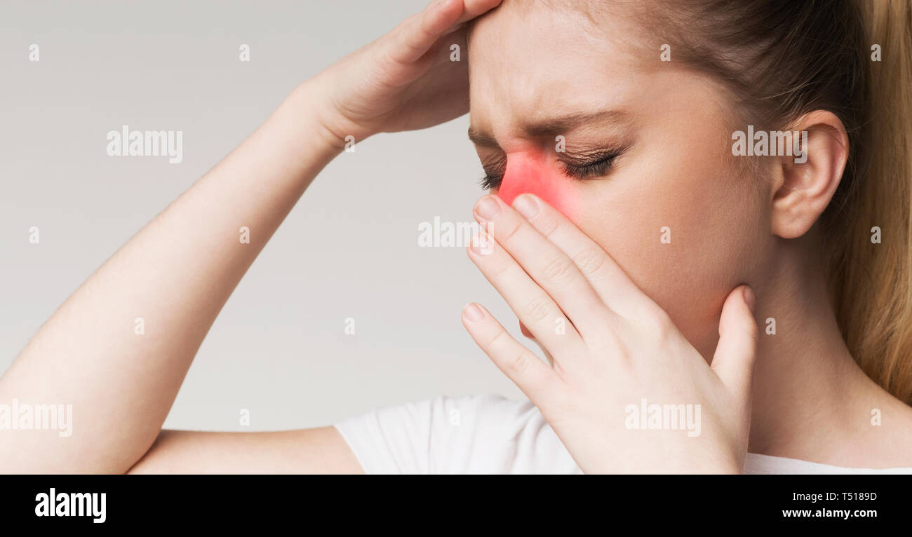 Junge Frau müde, Nase und Augen reiben Stockfoto