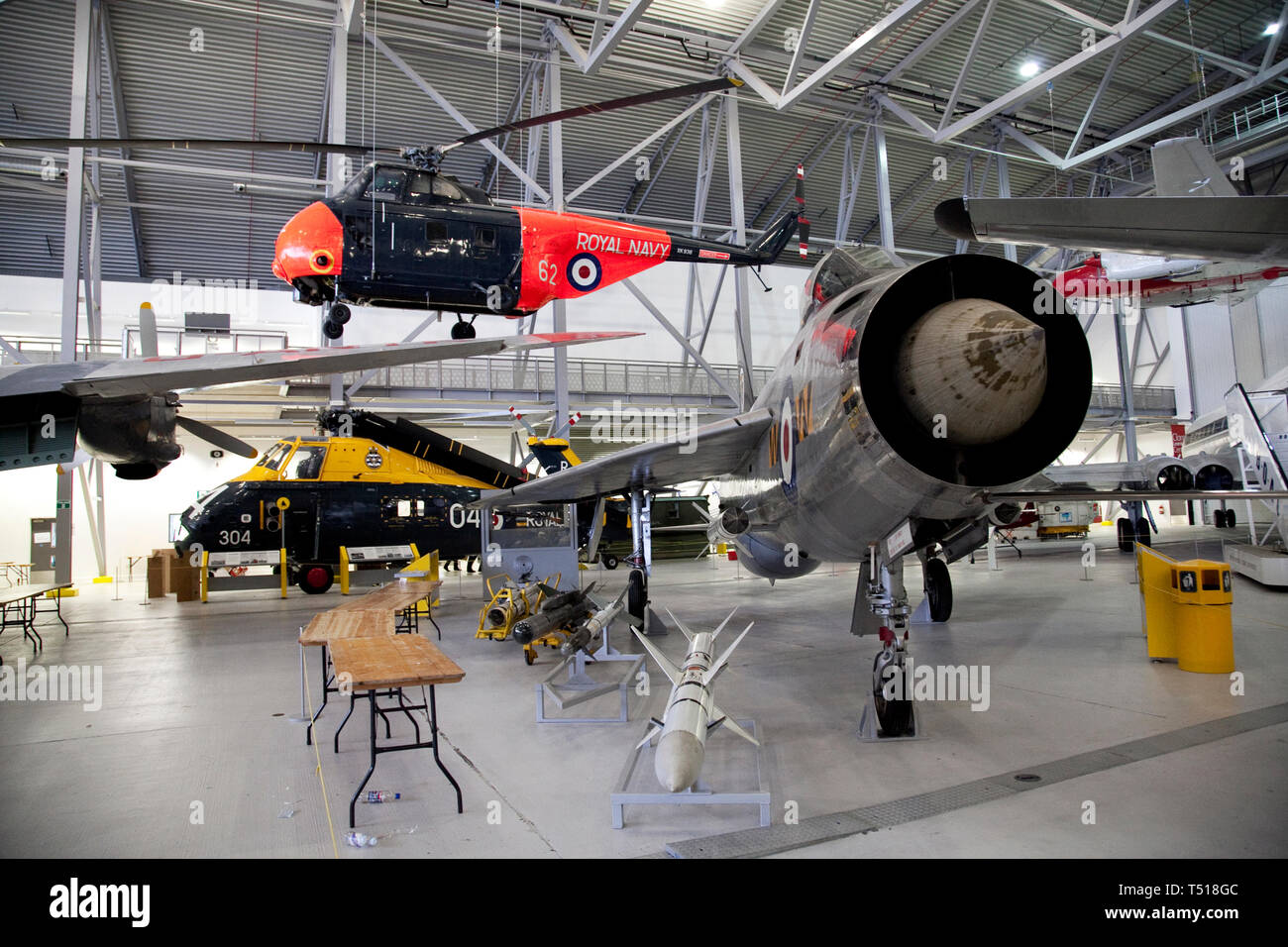 American Air Museum in Duxford Imperial War Museum, Cambridgeshire, England. English Electric Lightning F.1, Westland Whirlwind hat.7 Stockfoto