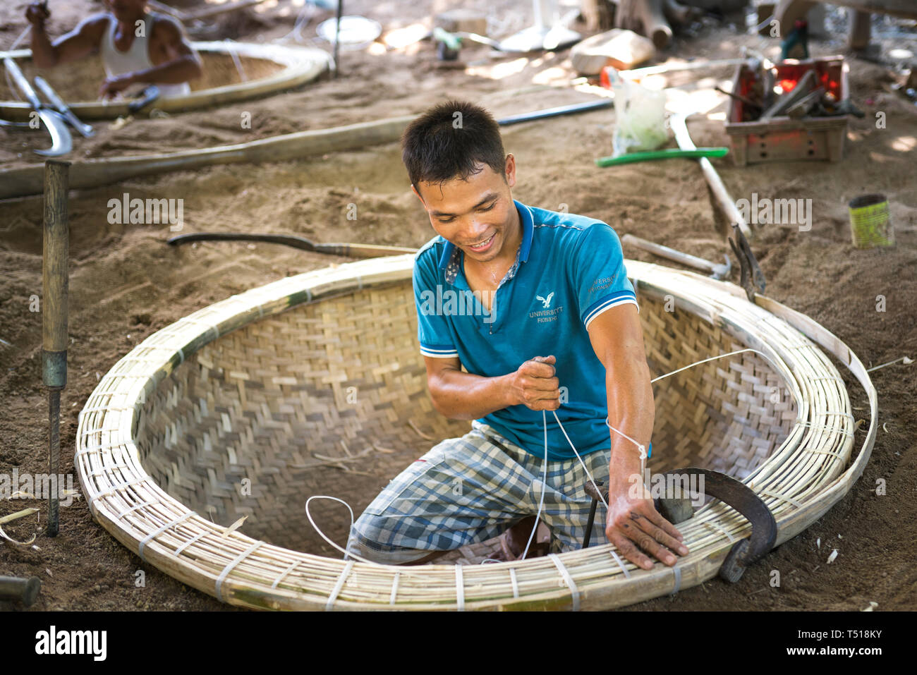 Phu Yen Provinz, Vietnam - Juli 9, 2017: ein qualifizierter Handwerker einen Korb Boot aus Bambus mit Handwerkzeug wie Hämmer, Zangen Stockfoto