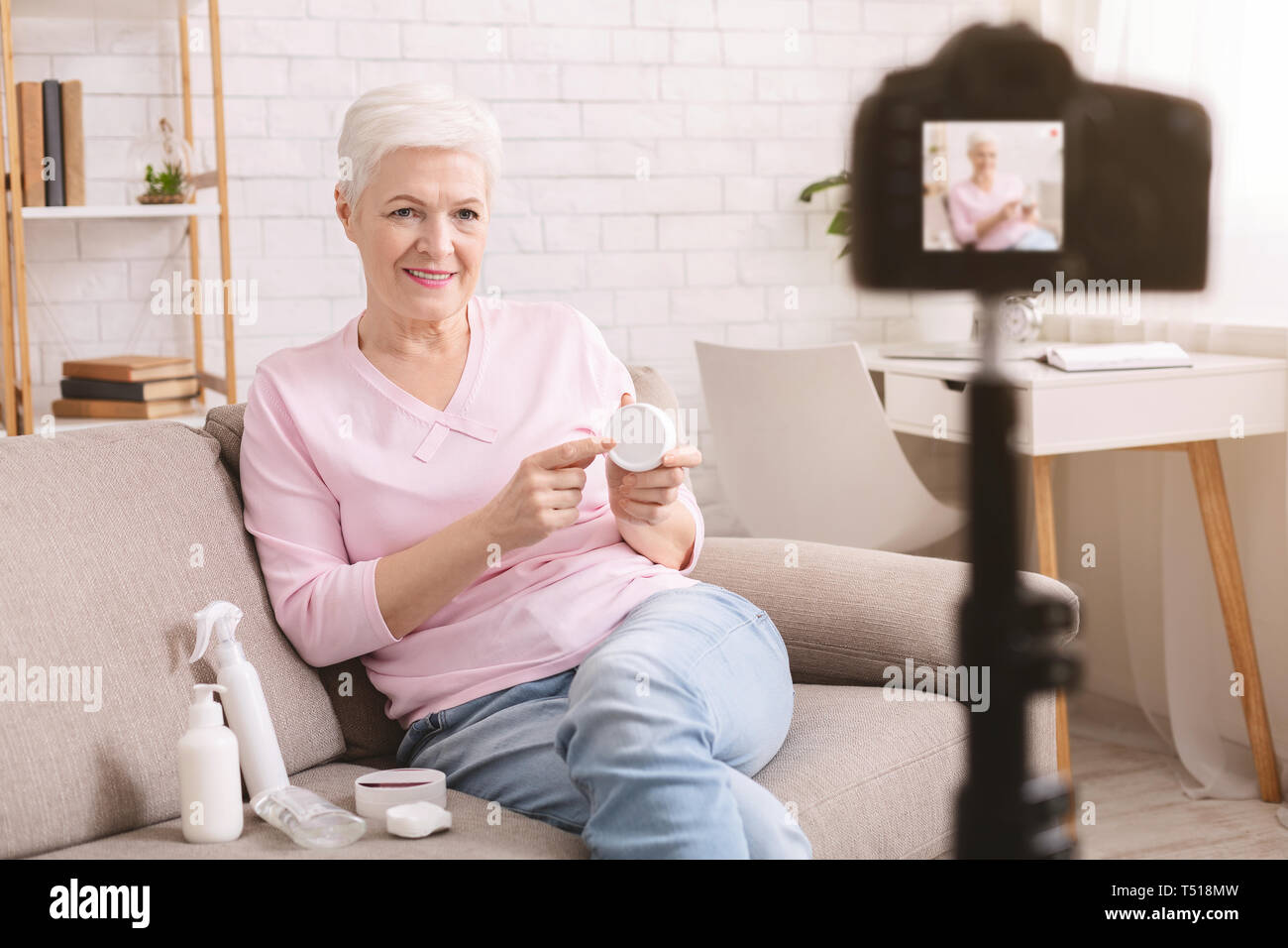 Senior Schönheit blogger live Broadcasting kosmetische Review video Stockfoto