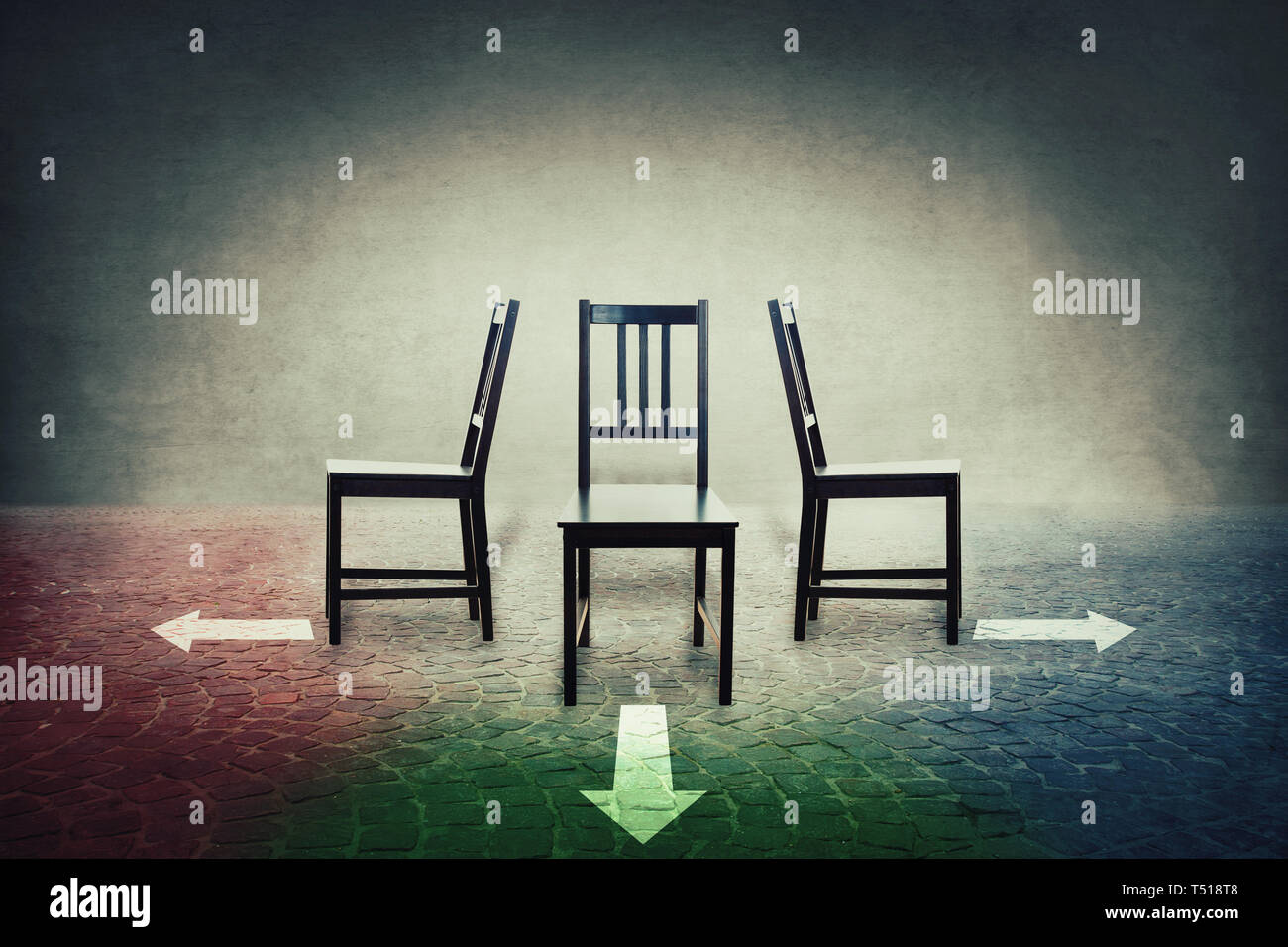 Drei Stühle platziert, die in verschiedene Richtungen, wie Pfeile angezeigt, links, rechts und geradeaus. Auswahl einer Art Konzept. Schwierige Entscheidung, Business Stockfoto