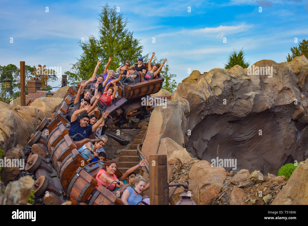 Orlando, Florida. März 19, 2019. Personen, die sieben Zwerge Grubenbahn in Magic Kingdom in Walt Disney World (2) Stockfoto