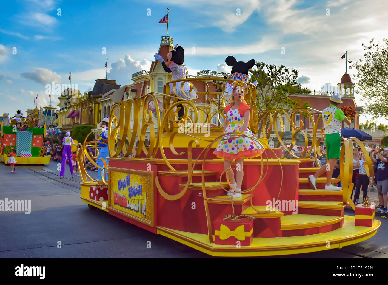 Orlando, Florida. 19. März 2019. Mickey und Minnie Überraschung Feier auf hellblau Himmel Hintergrund Parade bei Walt Disney World (2) Stockfoto