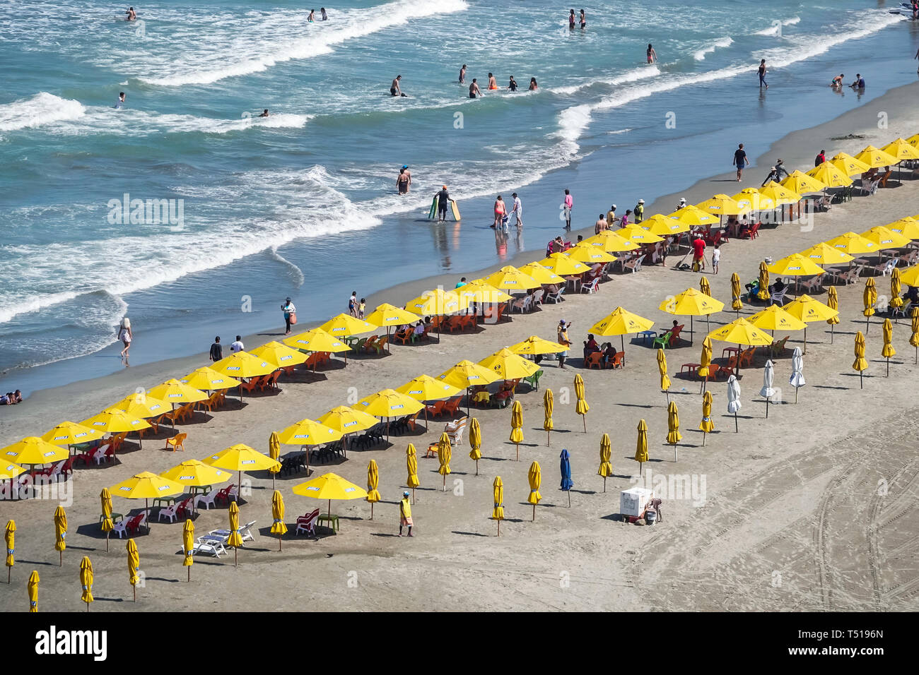 Cartagena Kolumbien, Bocagrande, öffentlicher Strand im Karibischen Meer, Sandwasser, Regenschirme, Verleih von gelben Sonnenschirmen, Einwohner von Hispanic, Wellen, unbesetzt, überfüllt Stockfoto