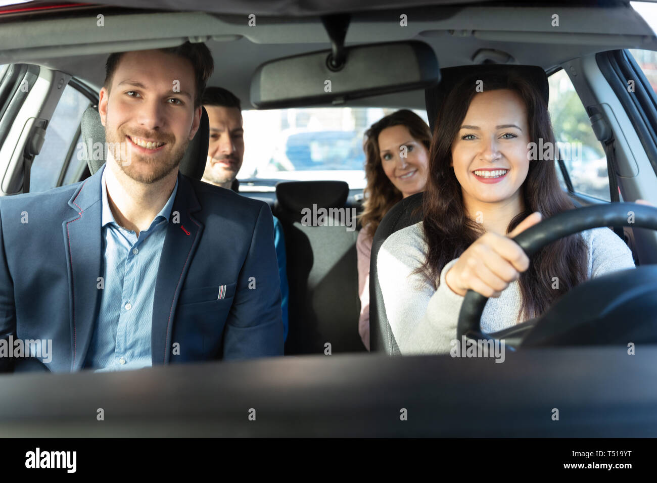 Gruppe der Glücklichen Freunde Spaß im Auto Stockfoto