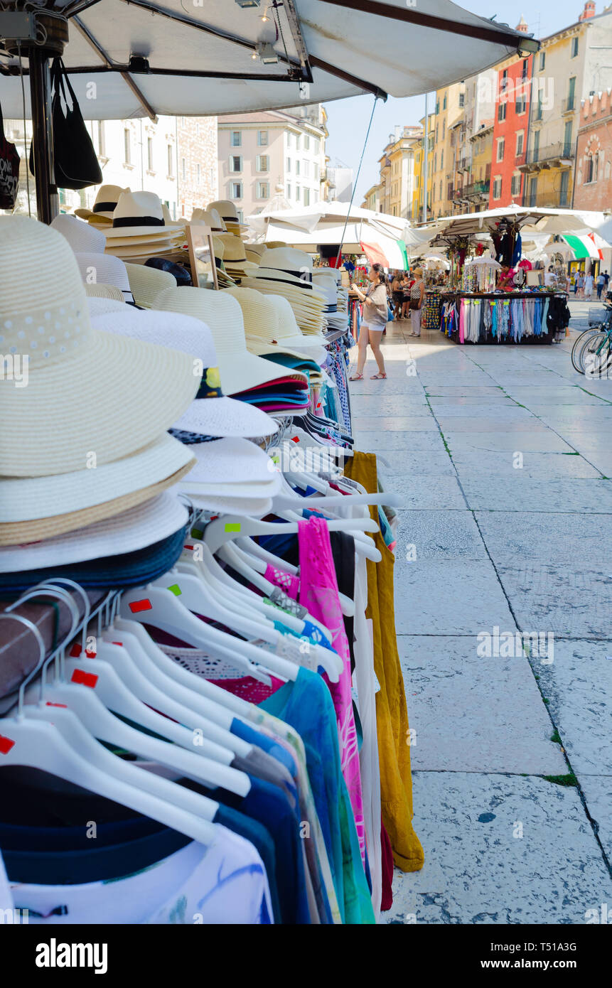 Verona, Italien - 19 Juli 2014: Detail einer mit Hüten Stall für Verkauf mit dem Hintergrund der Piazza delle Erbe der berühmtesten Markt in Verona. Horizont Stockfoto