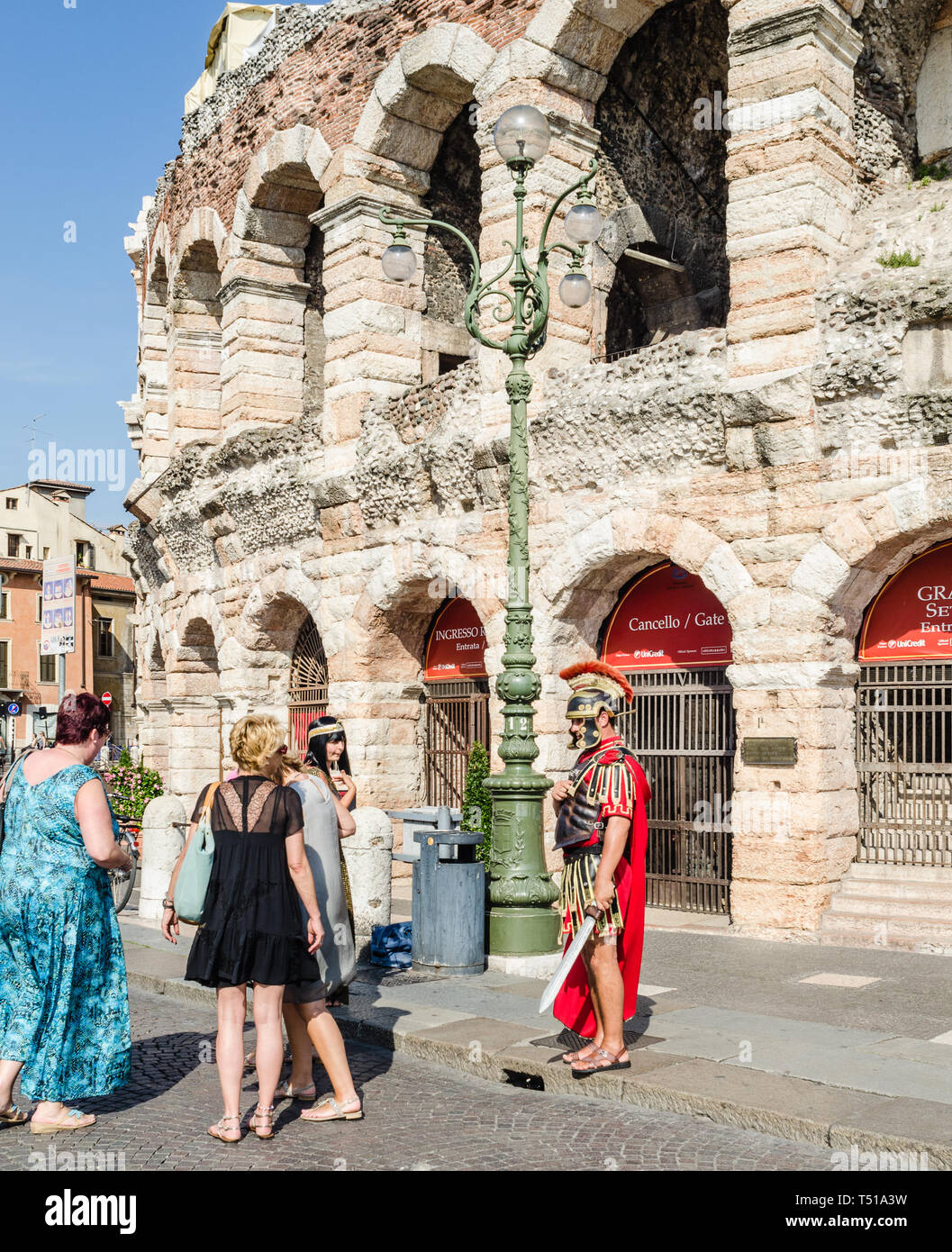 Verona, Italien - 19 Juli 2014: Touristen bewundern, ein römischer Zenturio in Verona vor der berühmten Amphitheater Stockfoto