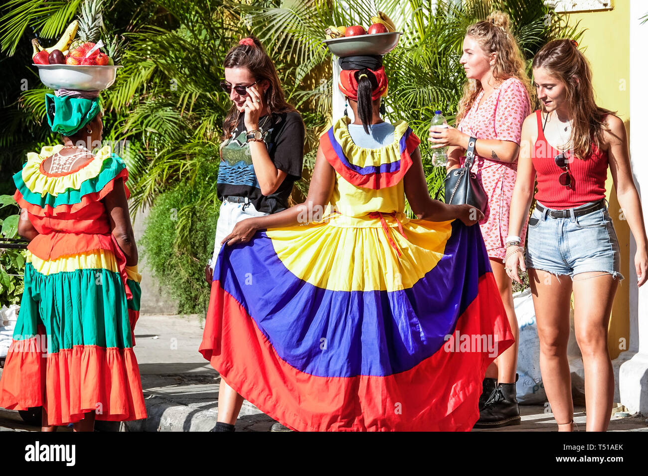 Cartagena Kolumbien, Afro Caribbean Palenquera, Erwachsene Erwachsene Frau Frauen weibliche Dame, Obsthändler, traditionelle Kostüme, Schale auf dem Kopf tragend, Kultur Stockfoto