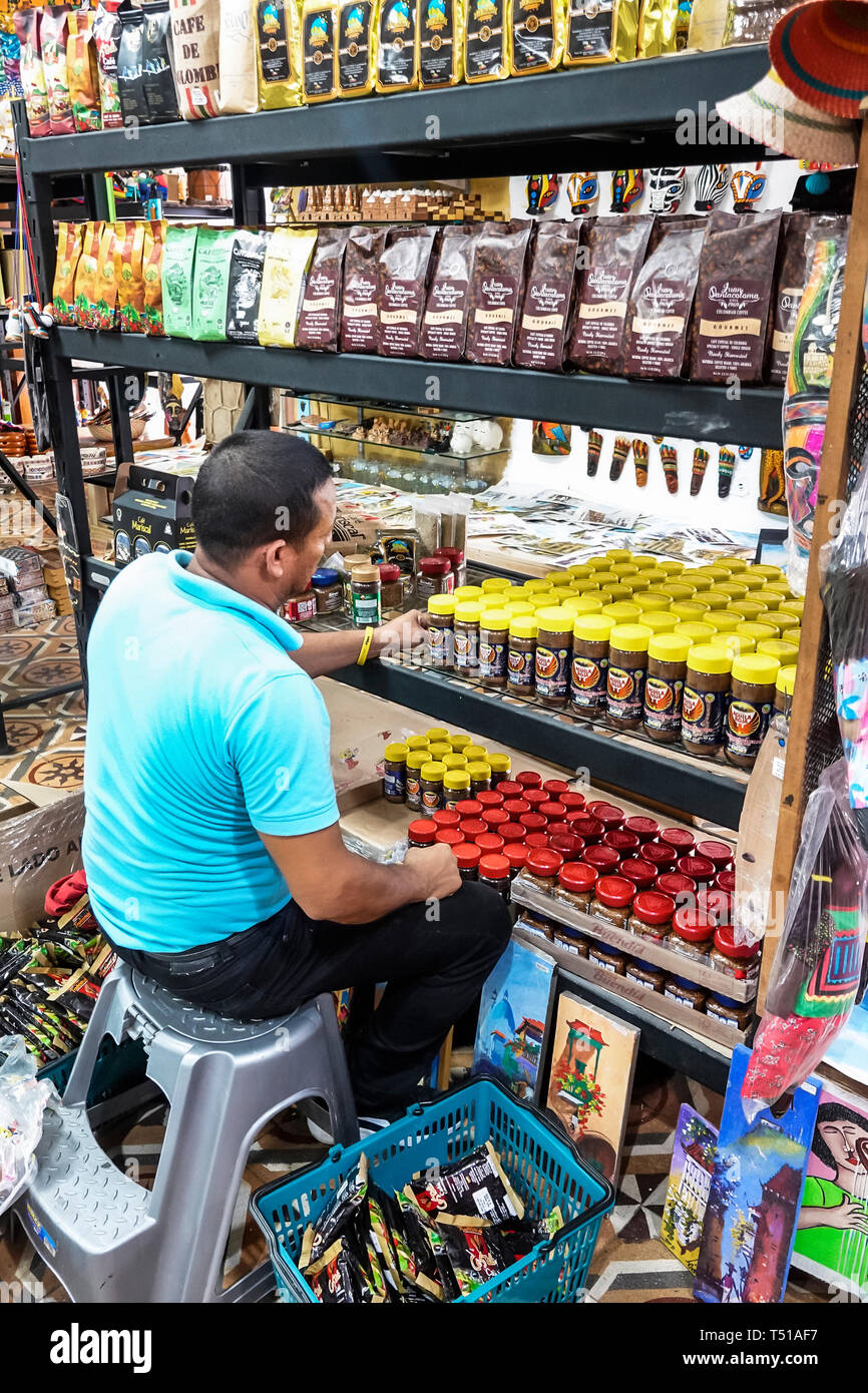 Cartagena Kolumbien, Gourmet-Shop, Souvenir lokalen nationalen Produkten Geschäft, Einwohner von Hispanic, Mann Männer männlich, innen Interieur, Geschäft, Stock-Verkäufer, coff Stockfoto