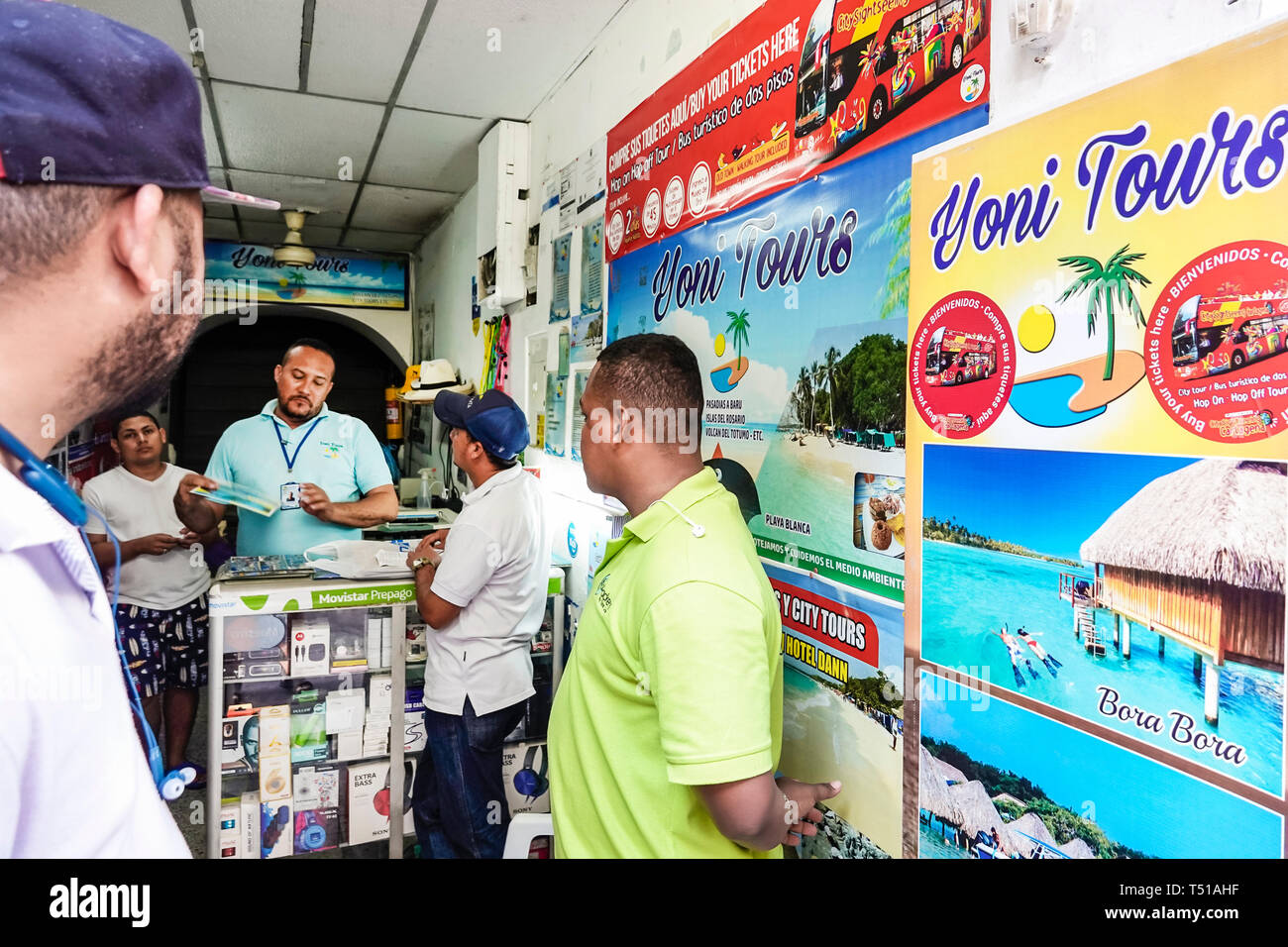 Cartagena Kolumbien, Yoni Tours, Reisebüro, Einwohner von Hispanic, Mann Männer, Tourticket COL190123120 Stockfoto