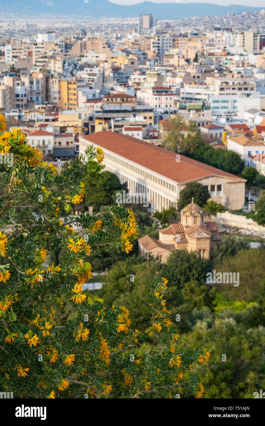 Blick auf die Stoa des Attalos vom Hügel der Akropolis, Athen, Griechenland. Stockfoto