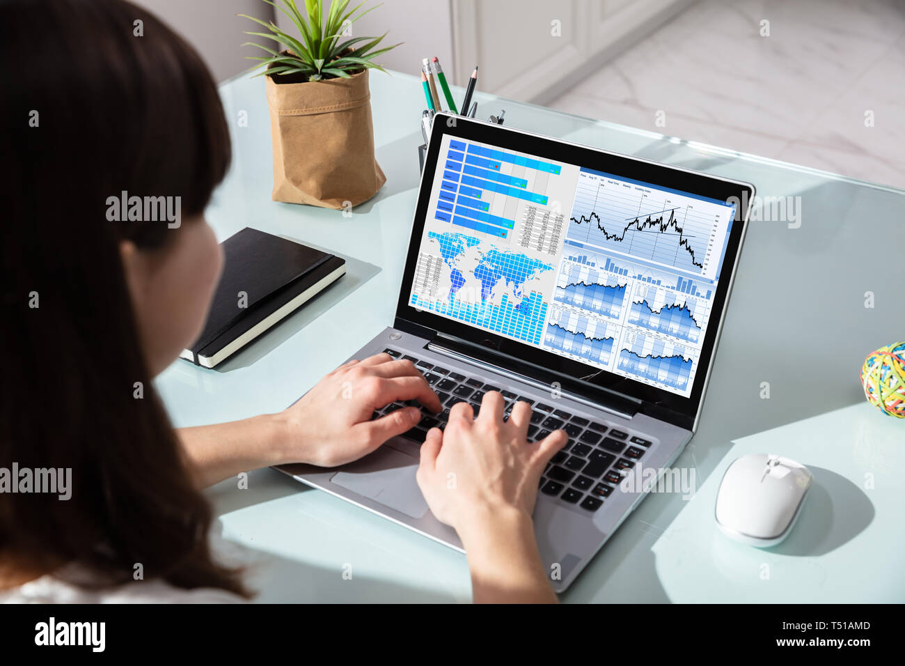 Nahaufnahme der Geschäftsfrau Analyse von Graphen auf Laptop am Arbeitsplatz im Büro Stockfoto