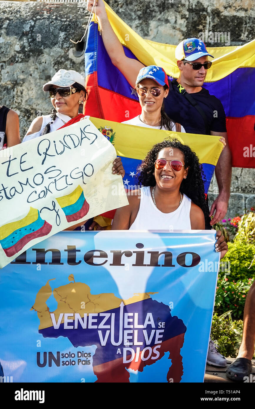 Cartagena Kolumbien, Einwohner von Hispanic, Mann, Männer, Frauen, Demonstranten, Demonstration, Exil in Venezuela, Unterstützung des Interims-Präsidenten Stockfoto