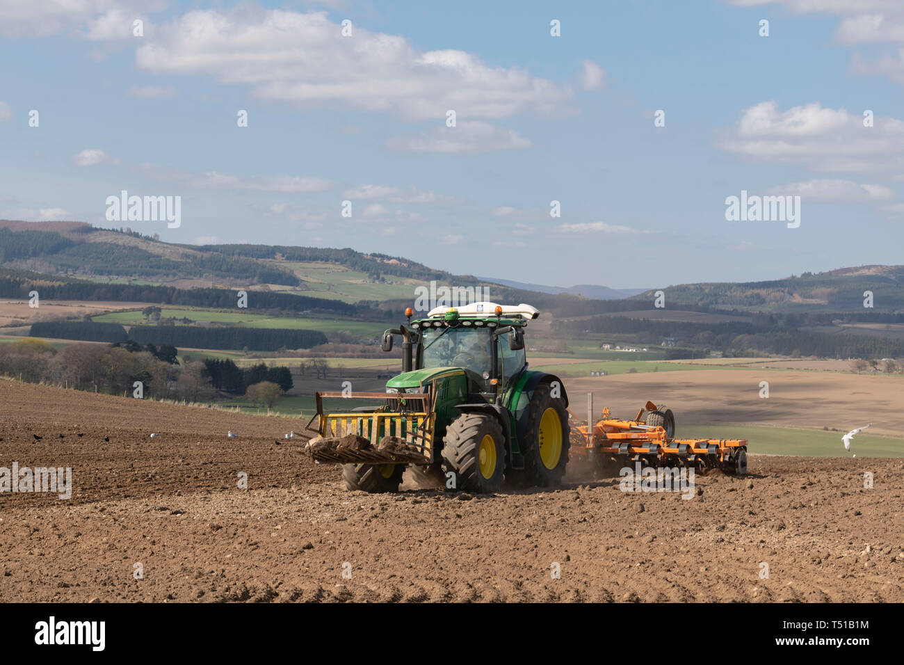 Ein John Deere 6210R&Simba Unipress benutzt, ein Feld für den Anbau im Nordosten von Schottland vorzubereiten Stockfoto