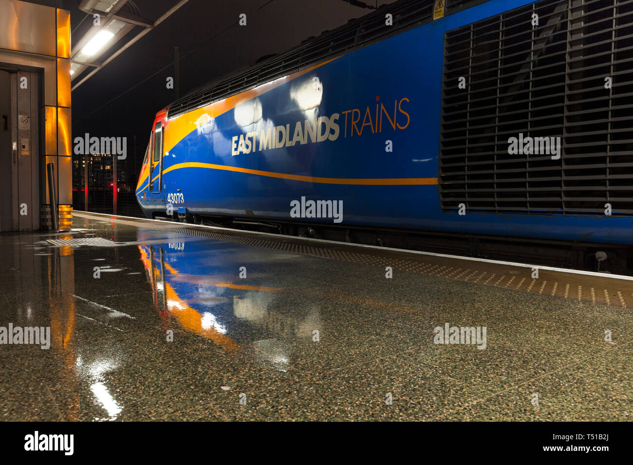 Ein East Midlands Züge Intercity 125 Hochgeschwindigkeitszug in London St Pancras mit dem Logo, das sich auf der feuchten Plattform widerspiegelt Stockfoto