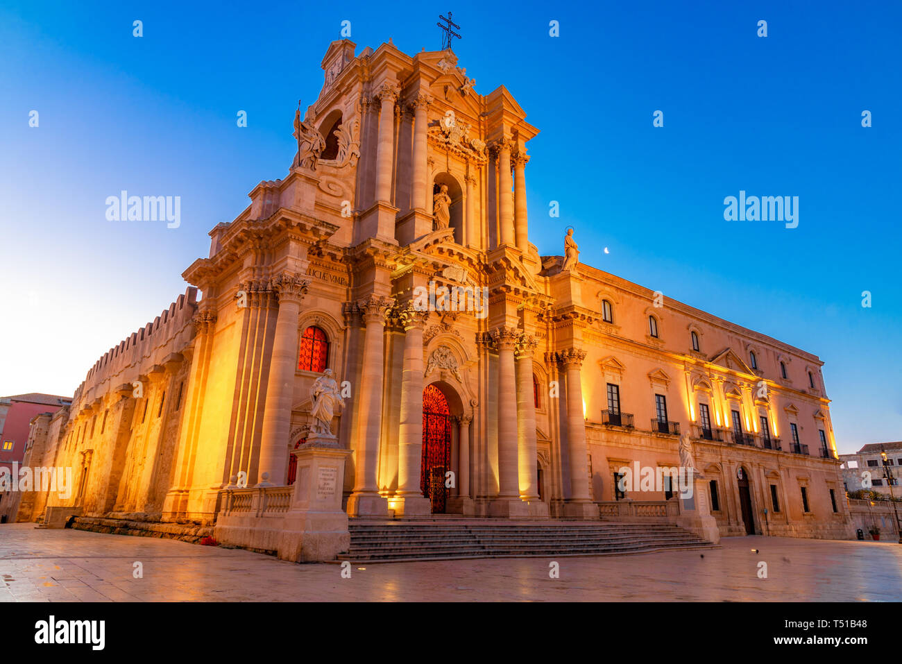 Siracusa, Sizilien, Italien Nacht Blick auf die Kathedrale von Syrakus
