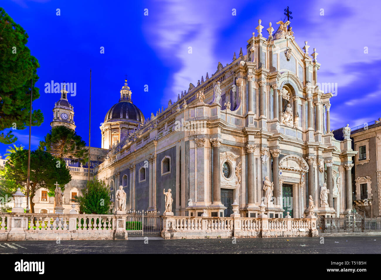 Catania, Sizilien, Italien: Nacht Blick auf die Kathedrale von Santa Agatha an der Piazza Duomo Stockfoto