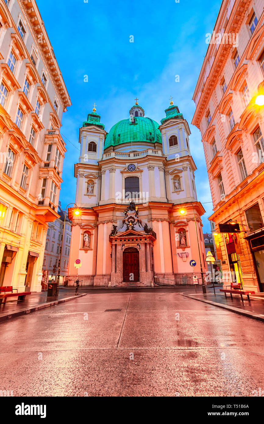 Wien, Österreich: Nachtansicht der St. Peter Kirche, die Peterskirche, die barocke Katholische Pfarrkirche in der traditionellen Fußgängerzone Graben Stockfoto