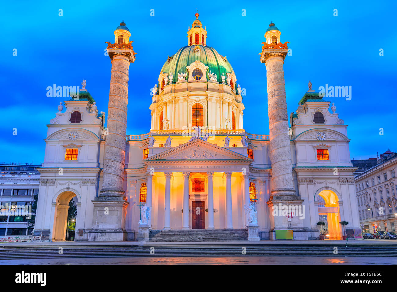 Wien, Österreich: Nachtansicht der Karlskirche oder Saint Charles Kirche am Karlsplatz, in der Dämmerung leuchtet, Europa Stockfoto