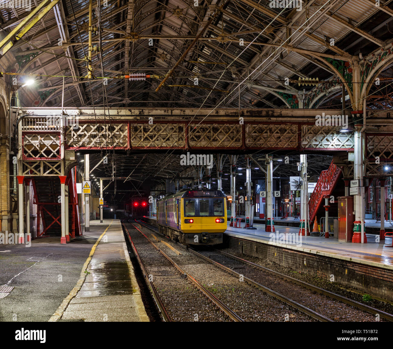 Ein Arriva Northern Rail Class 142 pacer Zug am Bahnhof Preston spät in der Nacht, die darauf wartet, zum Depot zu laufen. Stockfoto