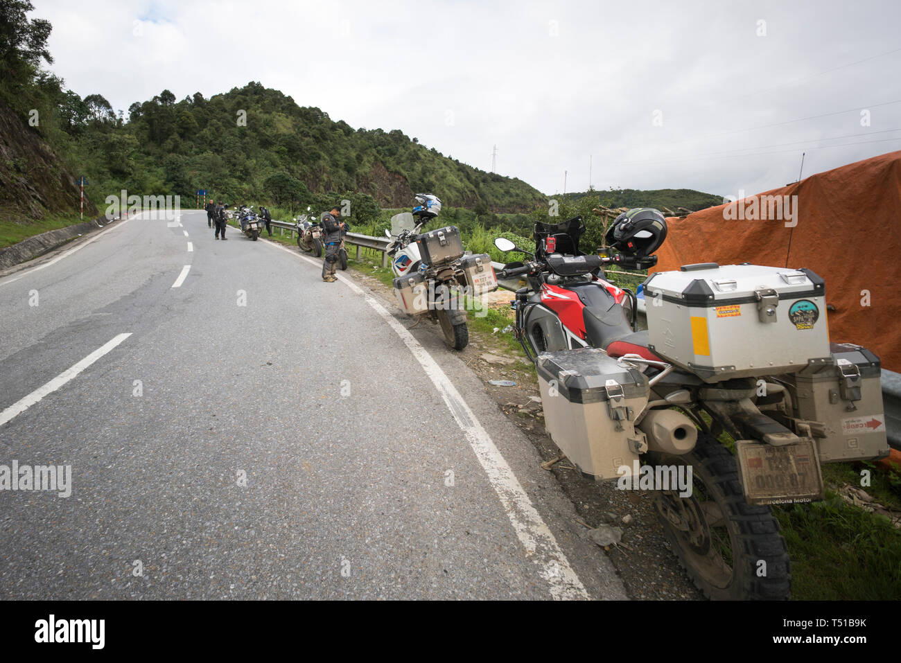 Die leistungsstarke moto Tour Gruppe thailändischer Lan ruhen und genießen Sie die wunderschöne Landschaft auf der O Quy Ho Pass in Lao Cai Provinz, Vietnam Stockfoto