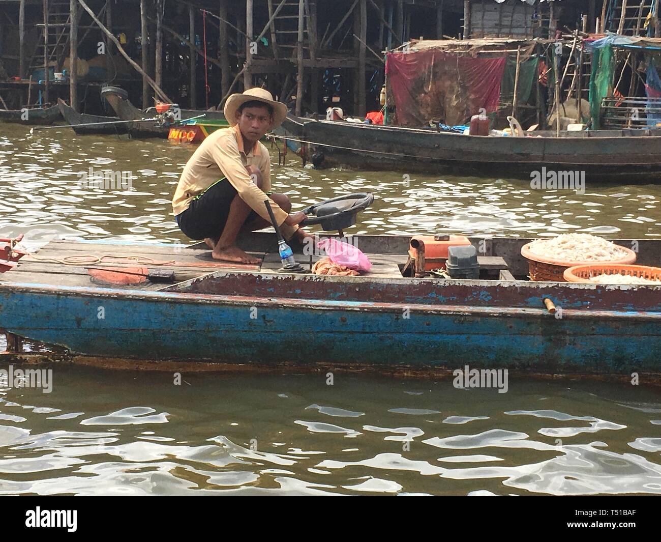 November 2017 Siem Reap schwimmenden Fischerdorf Angkor Wat Angkor Tom Ta Pram Kambodscha Verschmutzung Baden Angeln Verkehrsmittel Industrie Liebe Stockfoto