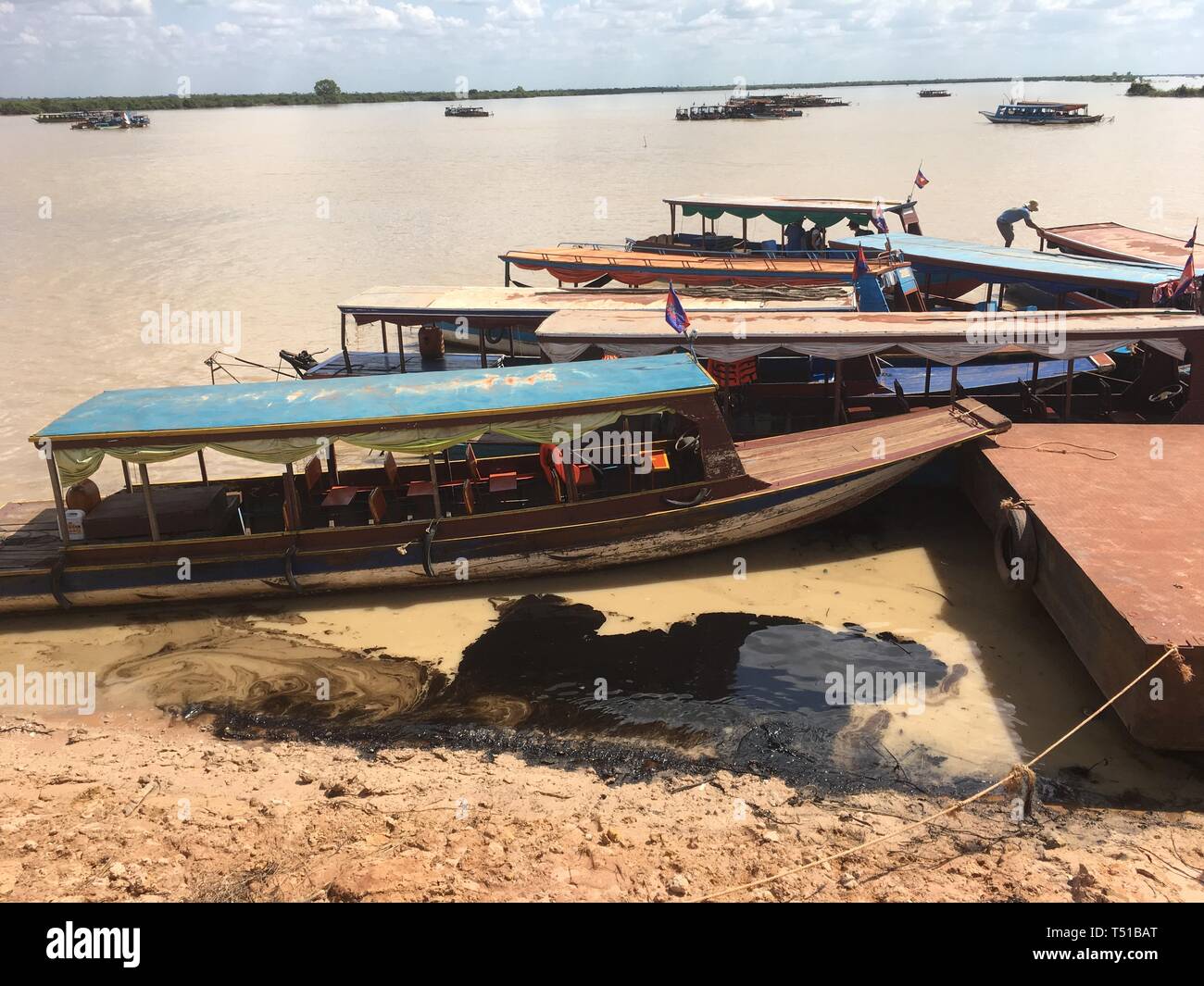 November 2017 Siem Reap schwimmenden Fischerdorf Angkor Wat Angkor Tom Ta Pram Kambodscha Verschmutzung Baden Angeln Verkehrsmittel Industrie Liebe Stockfoto