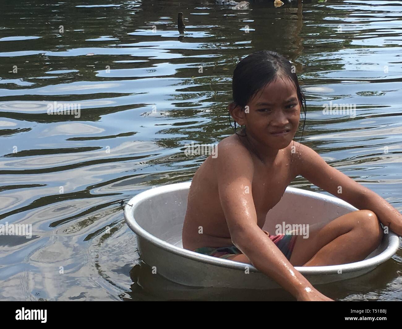 November 2017 Siem Reap schwimmenden Fischerdorf Angkor Wat Angkor Tom Ta Pram Kambodscha Verschmutzung Baden Angeln Verkehrsmittel Industrie Liebe Stockfoto