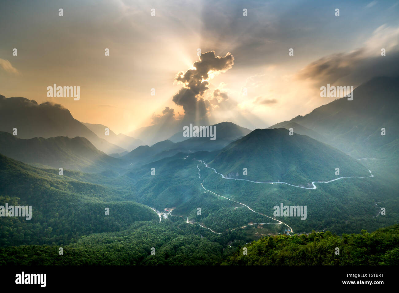 O Quy Ho pass auf der Oberseite der Berg. top in Sapa, Lao Cai, Vietnam. Dies ist eine sehr schöne Straße und gefährlich im Nebel und Wolken. Sapa ist ein berühmter Stockfoto