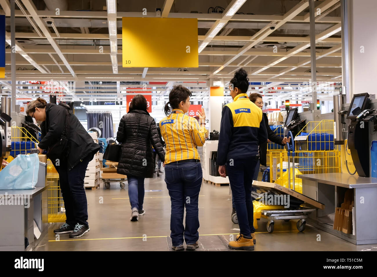Coquitlam, BC, Kanada - Februar 01, 2019: Bewegung von Personen Produkt bei Self Check out-Zähler im IKEA Einrichtungshaus in Coquitlam BC Kanada bezahlen Stockfoto