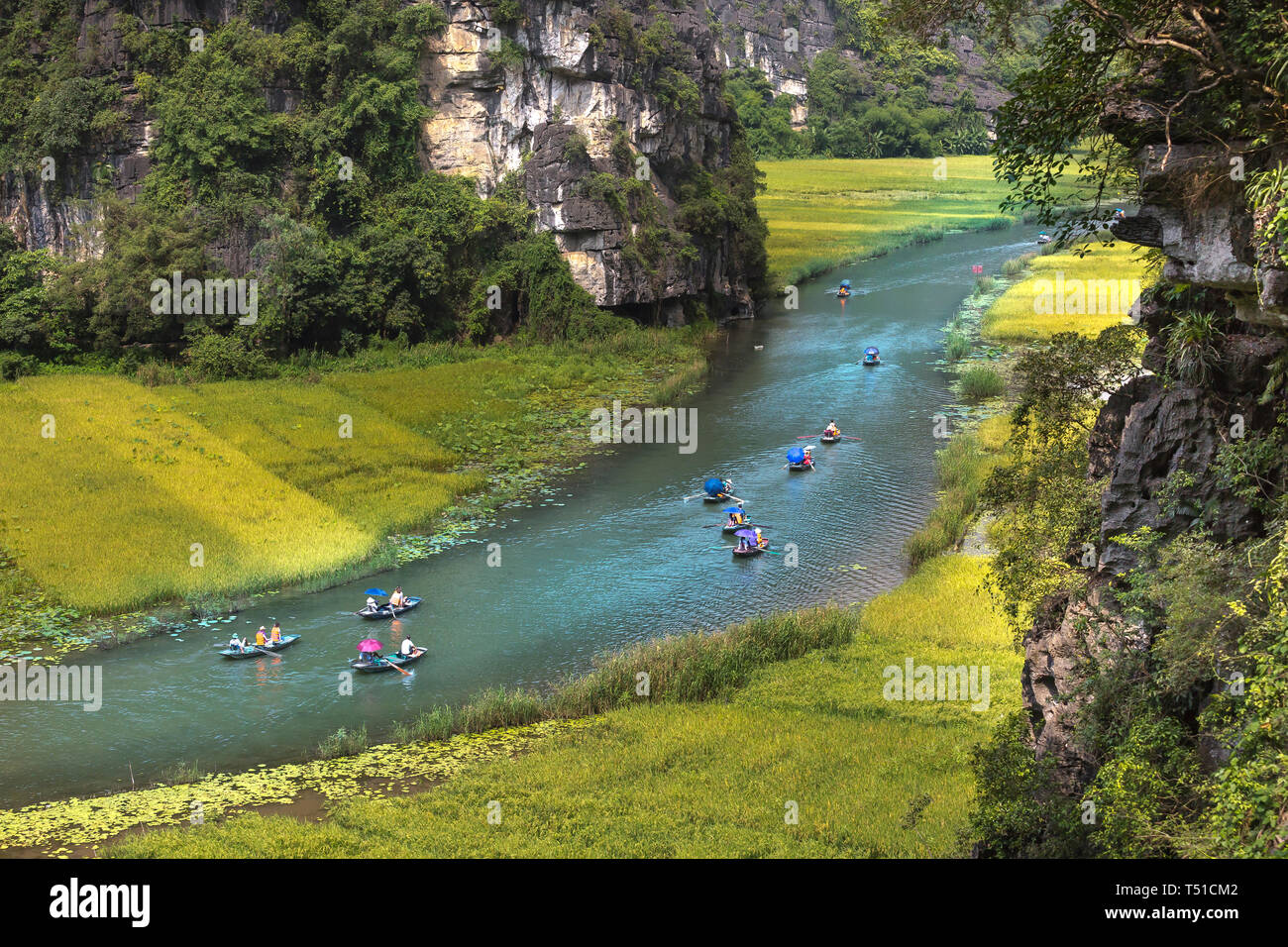 Die majestätische Landschaft auf Ngo Dong Fluss in der Tam Coc Bich Dong Blick vom Berg in der Provinz Ninh Binh Vietnam Stockfoto