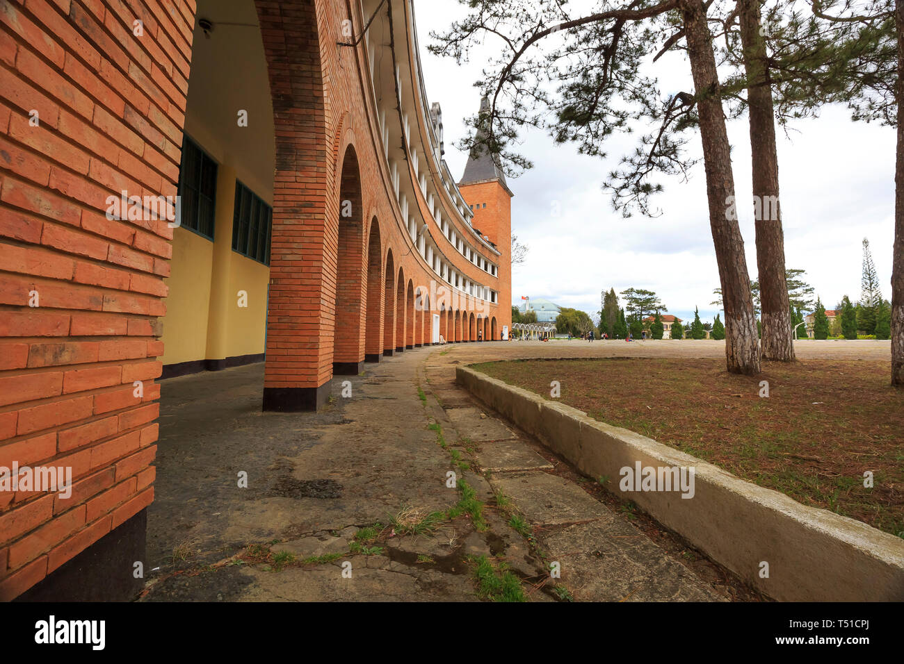 Stadt Da Lat, Vietnam - Februar 19., 2017: Bilder einer Pädagogischen Hochschule in der Stadt Dalat. Einzigartige architektonische Werke des Französischen, 1927 erbaut Stockfoto