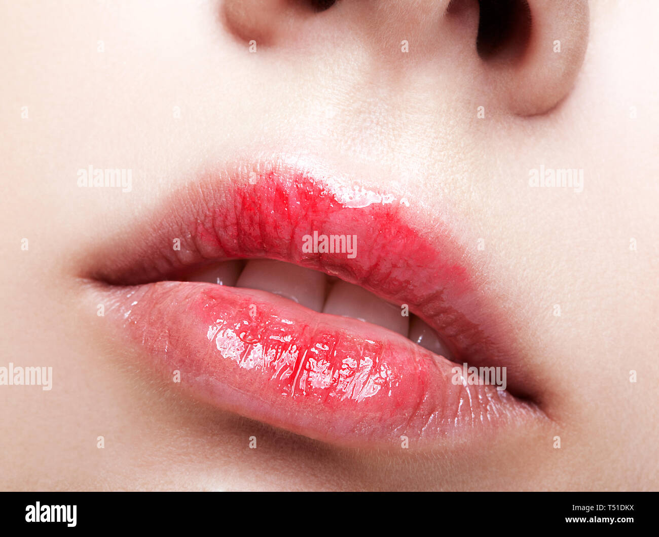 Closeup Schuß von menschlichen weiblichen Gesicht. Frau mit roten Lippen Make-up und weißen dentes. Stockfoto