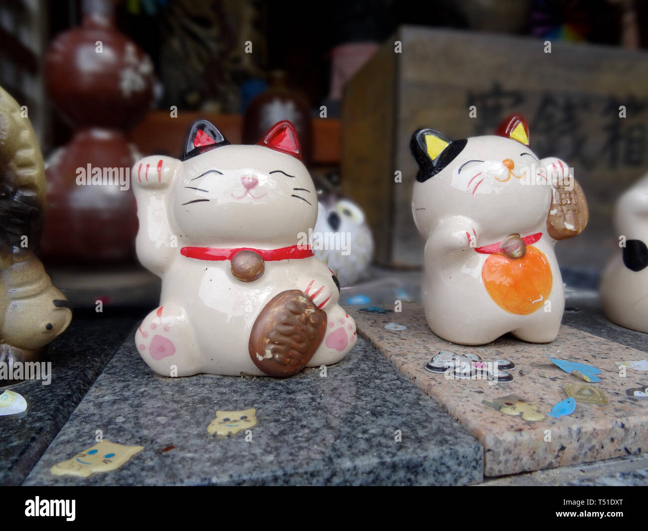 In der Nähe Bild von zwei maneki-neko keramische Figuren im Heiligtum der Sumoto Burg auf Awaji Island, Japan Stockfoto