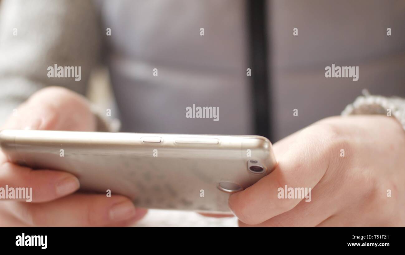 Business Frau mit einem Smartphone Touchscreen Chroma Key - Close-up, Finger machen Gesten berühren Text eingeben und Streichen und das Scrollen des Bildschirms Stockfoto
