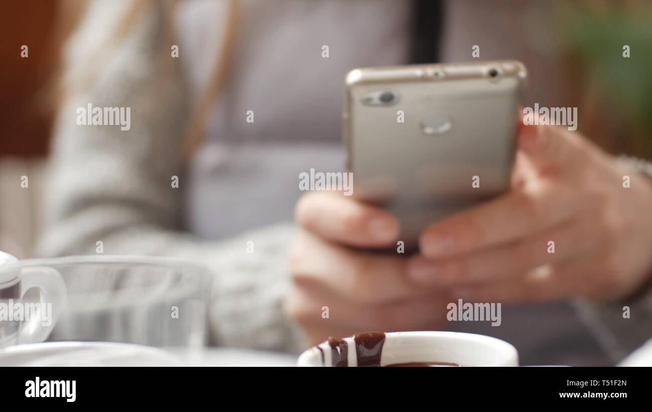 Business Frau mit einem Smartphone Touchscreen Chroma Key - Close-up, Finger machen Gesten berühren Text eingeben und Streichen und das Scrollen des Bildschirms Stockfoto