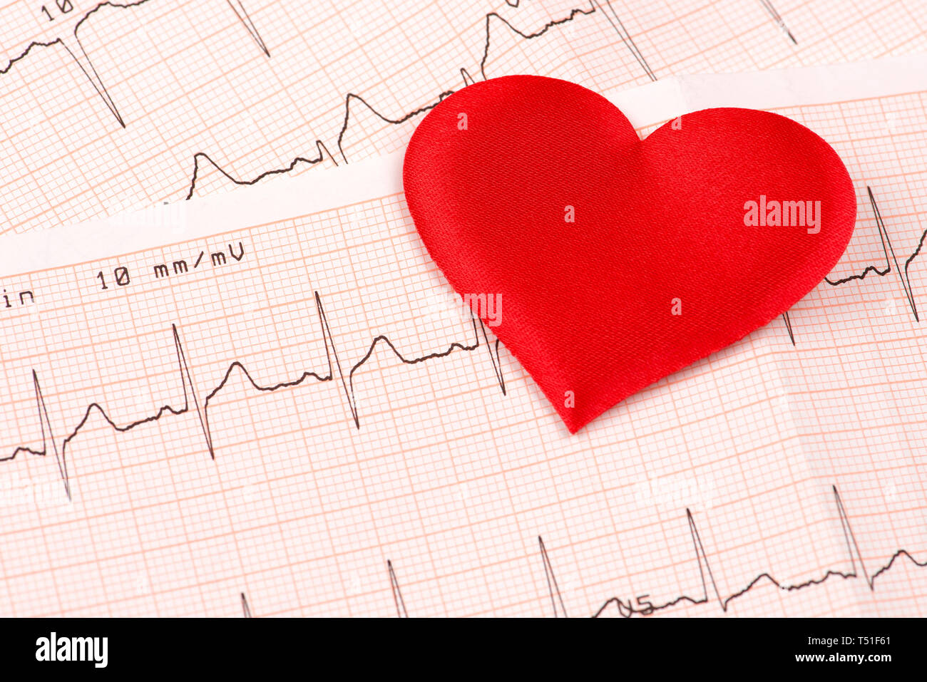 Elektrokardiogramm Chart mit roten Herzen Stockfoto