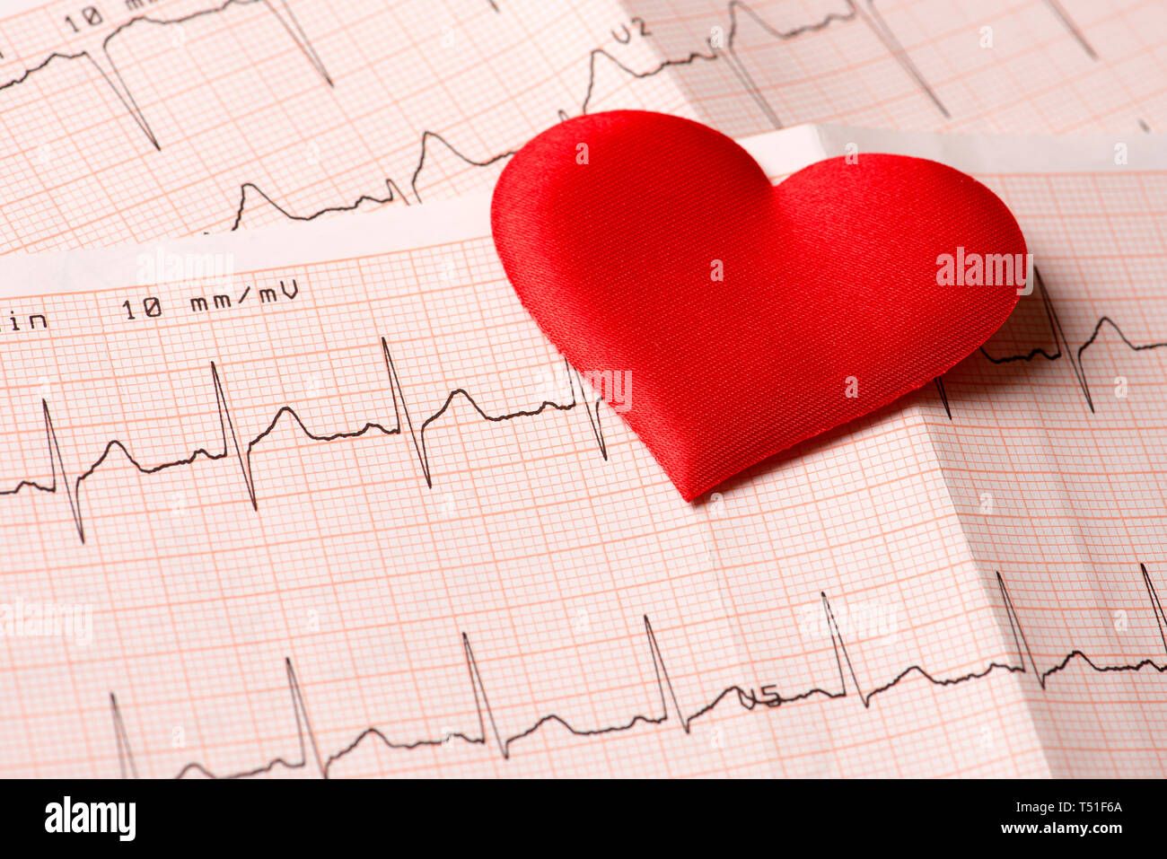 Elektrokardiogramm Chart mit roten Herzen Stockfoto