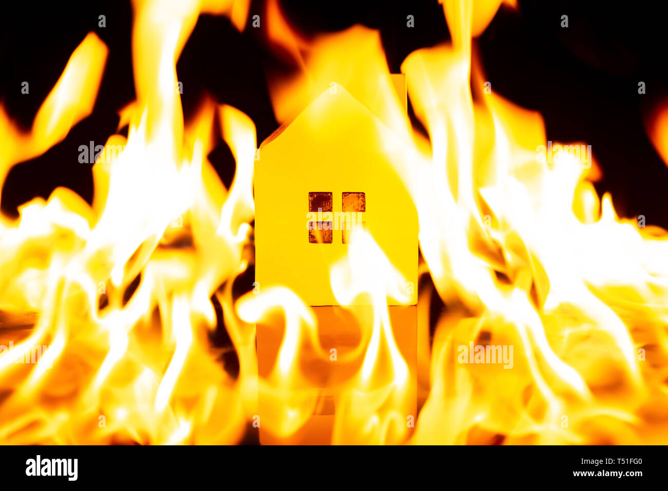 Haus in einem großen Feuer Stockfoto