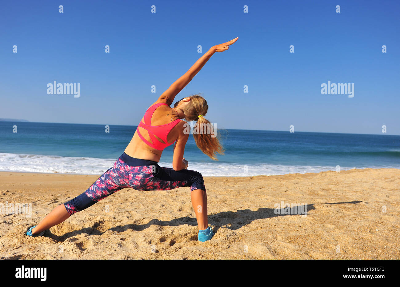 Genießen Sie die Küsten-Vibes: Jog on the Beach einer jungen Frau, die Sonne, Sand und die Ruhe der Natur genießen Stockfoto