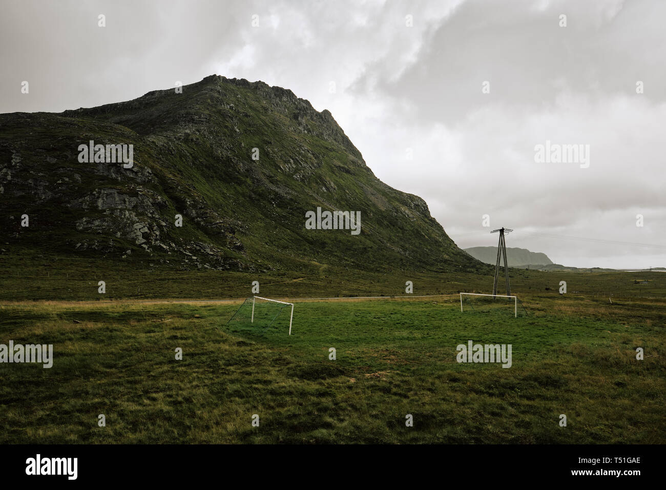 Eine seltsame kleine leere Fußball-/Fußballplatz mit Zielen in einem abgelegenen Berglandschaft in Norwegen Stockfoto
