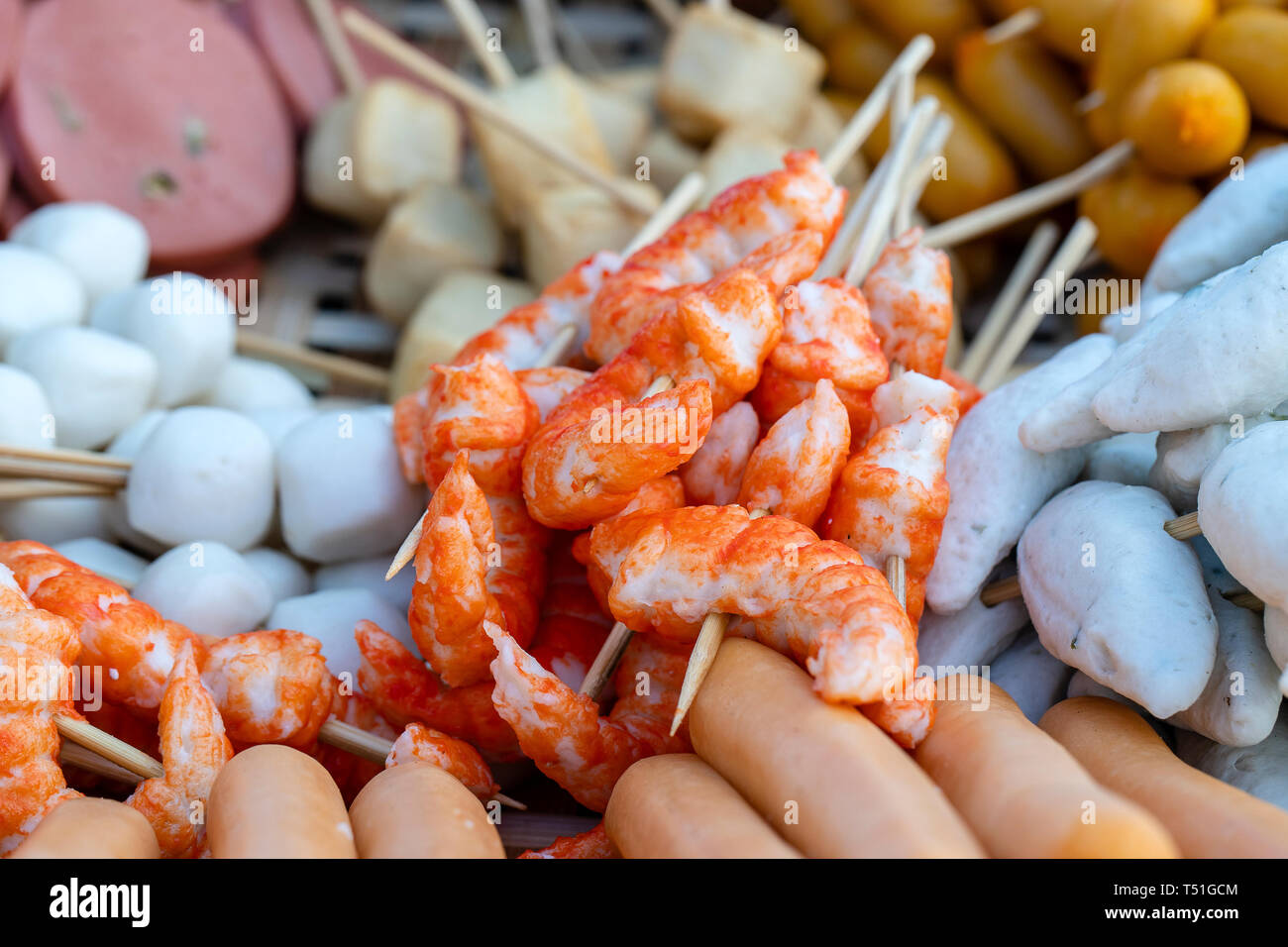 Frittierte Speisen mit Stöcken, thailändischen Stil essen, essen in Bangkok, Thailand, Nahaufnahme Stockfoto