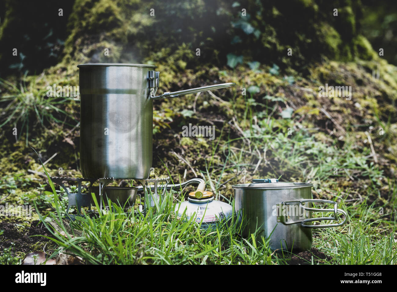 Edelstahl Lager Tasse auf einem Gasherd. Stockfoto