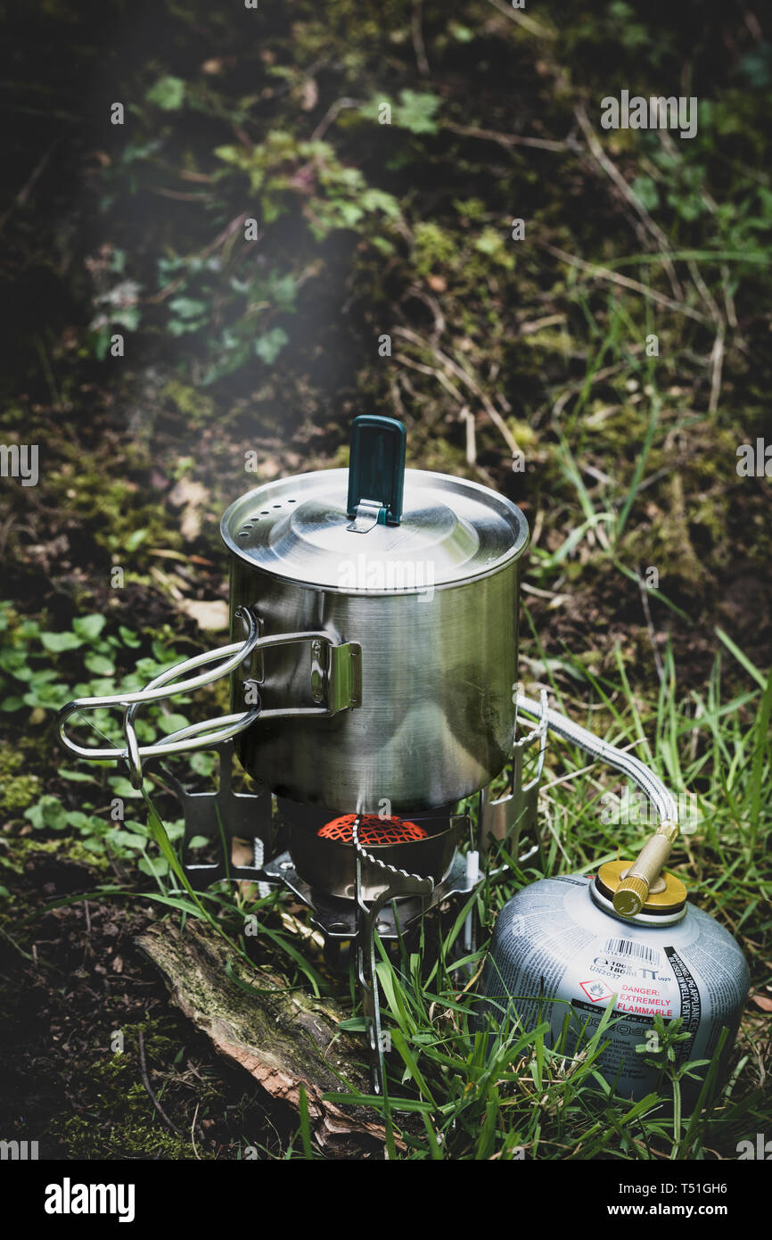 Edelstahl Lager Tasse auf einem Gasherd. Stockfoto