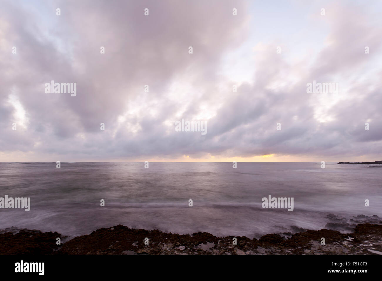 Lange Exposition von einige Riffe in der Salt Pond Beach Park bei Sonnenuntergang in Kauai, Hawaii. Stockfoto