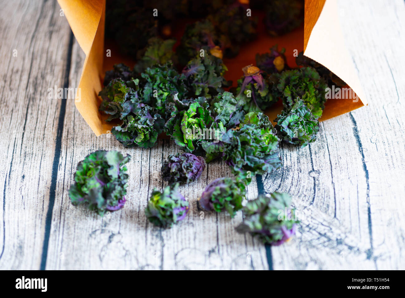 Kalettes (Kreuzung zwischen Rosenkohl und Grünkohl) in einer umweltfreundlichen braune Papiertüte Stockfoto